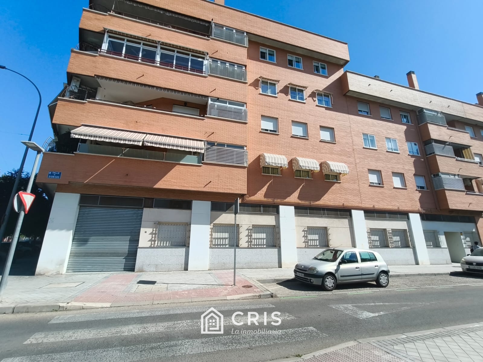 MAGNÍFICO CONJUNTO DE 10 LOCALES COMERCIALES EN ALQUILER O VENTA CON 10 PLAZAS DE GARAJE EN TORREJÓN DE ARDOZ (MADRID). — foto 2