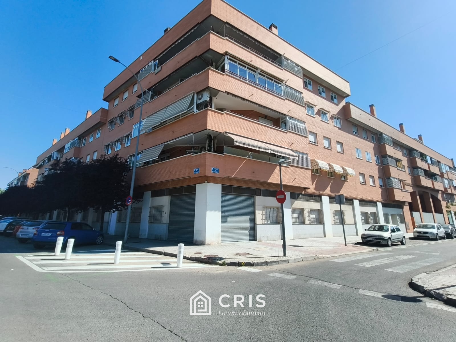 MAGNÍFICO CONJUNTO DE 10 LOCALES COMERCIALES EN ALQUILER O VENTA CON 10 PLAZAS DE GARAJE EN TORREJÓN DE ARDOZ (MADRID). — foto 1