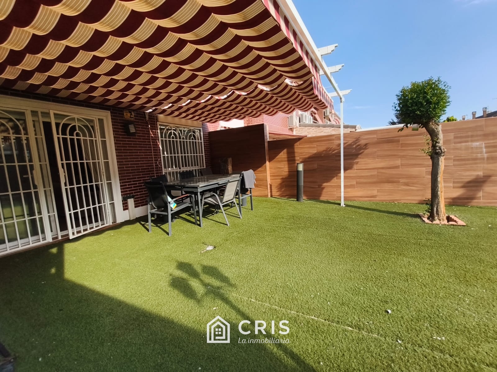 SAN FERNANDO DE HENARES ESPECTACULAR CHALET ADOSADO DE 256 M² CONSTRUIDOS EN LA ZONA DEL RECINTO FERIAL, DE 3 PLANTAS MÁS BUHARDILLA TOTALMENTE ACONDICIONADA CON BAÑO INCORPORADO MÁS PARCELA TRASERA DE 70 M². ORIENTACIÓN SUR-OESTE.  — foto 3