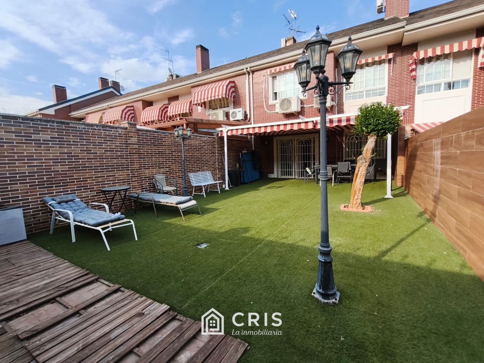 SAN FERNANDO DE HENARES ESPECTACULAR CHALET ADOSADO DE 256 M² CONSTRUIDOS EN LA ZONA DEL RECINTO FERIAL, DE 3 PLANTAS MÁS BUHARDILLA TOTALMENTE ACONDICIONADA CON BAÑO INCORPORADO MÁS PARCELA TRASERA DE 70 M². ORIENTACIÓN SUR-OESTE.  — foto 1
