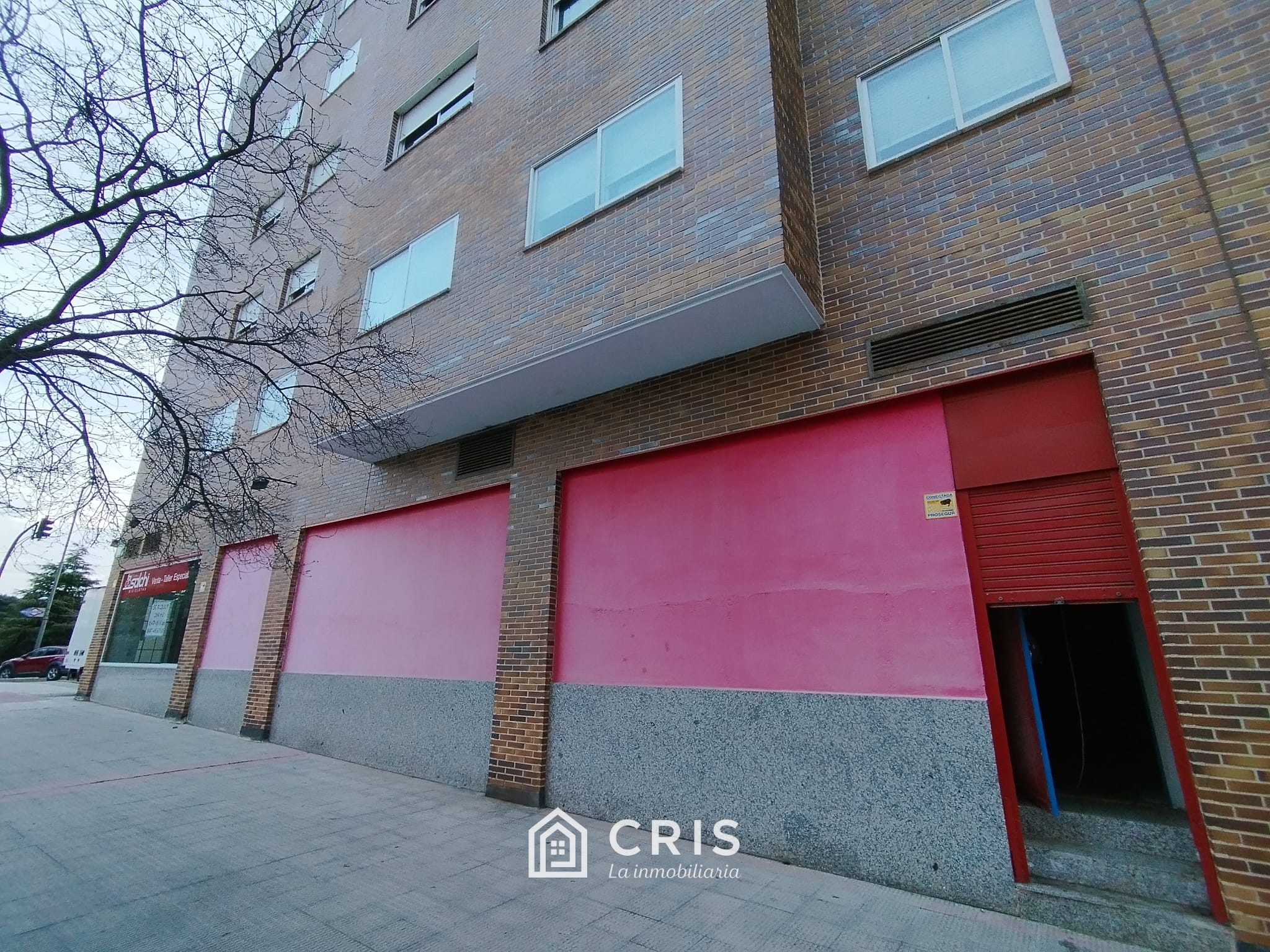 COSLADA "BARRIO DEL PUERTO" MAGNÍFICO LOCAL DE 264 METROS CUADRADOS DE ESQUINA CON FACHADA DE 43 METROS. — foto 2