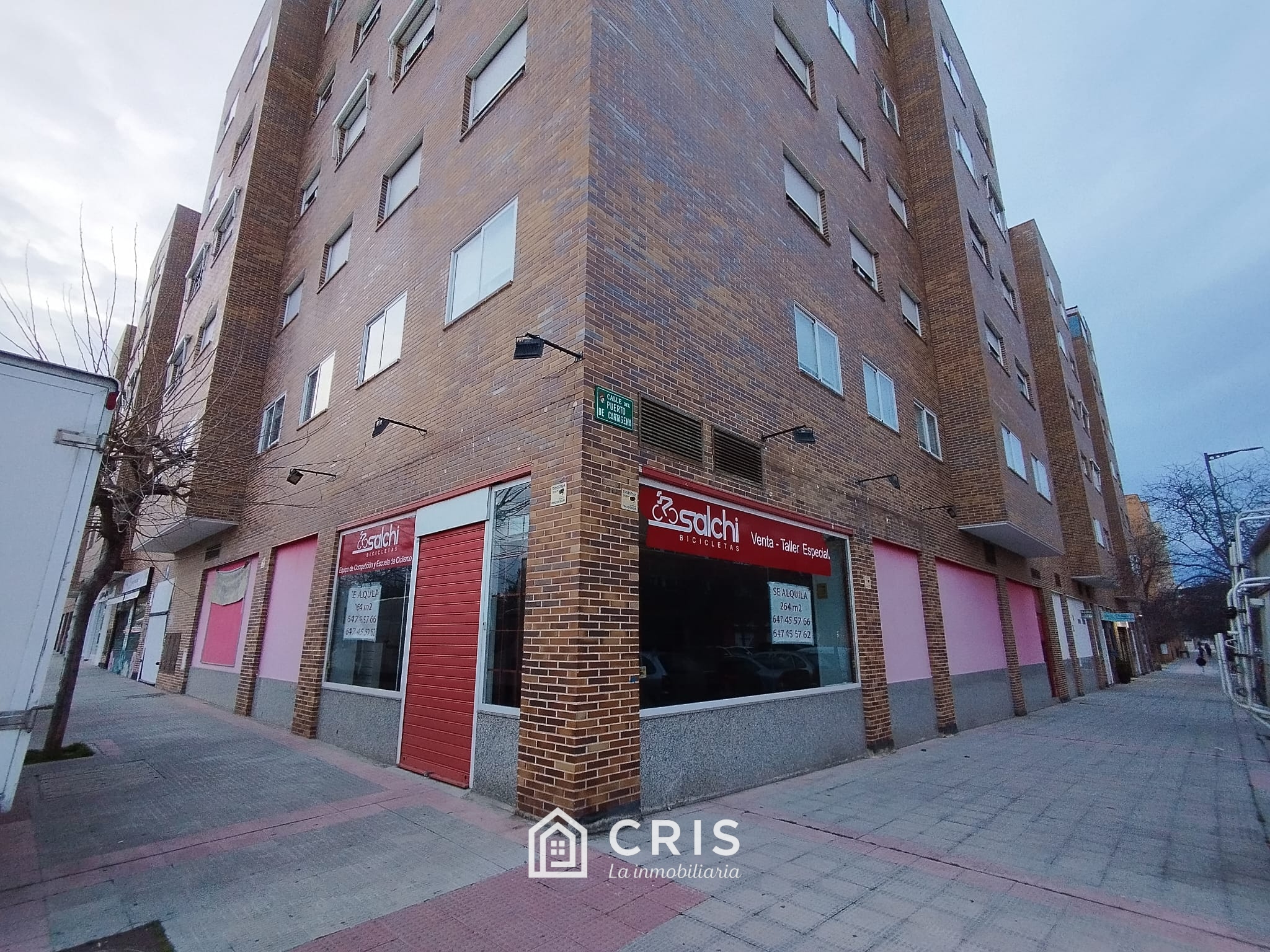 COSLADA "BARRIO DEL PUERTO" MAGNÍFICO LOCAL DE 264 METROS CUADRADOS DE ESQUINA CON FACHADA DE 43 METROS. — foto 1