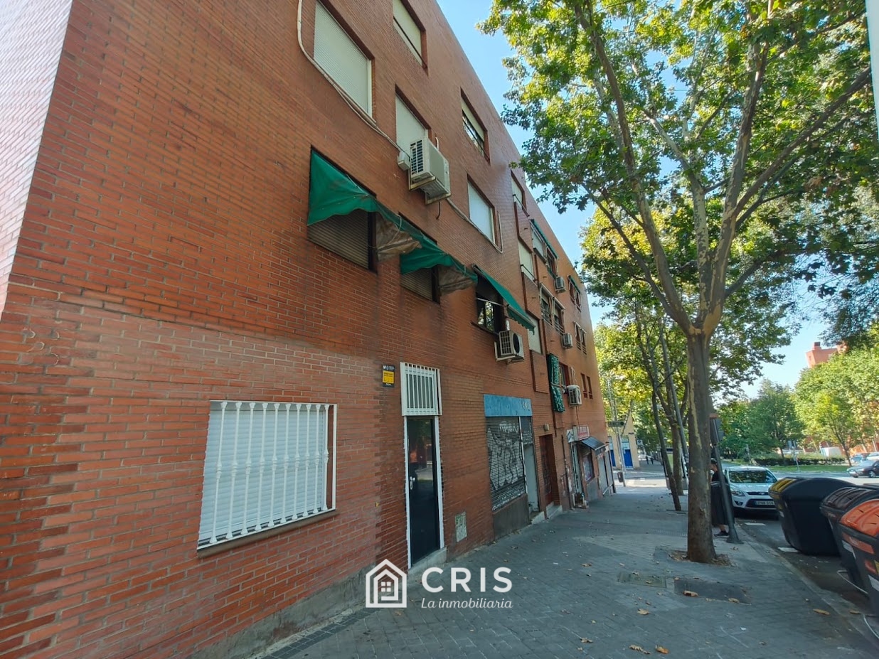 VALLECAS, AVENIDA DE BUENOS AIRES, LOCAL DE 51 METROS CONSTRUÍDOS CON FACHADA DE 5,70 METROS LINEALES UNA ALTURA LIBRE DE TECHOS DE 3,33 METROS.
¡¡MAGNÍFICA OPORTUNIDAD DE INVERSIÓN!! — foto 2