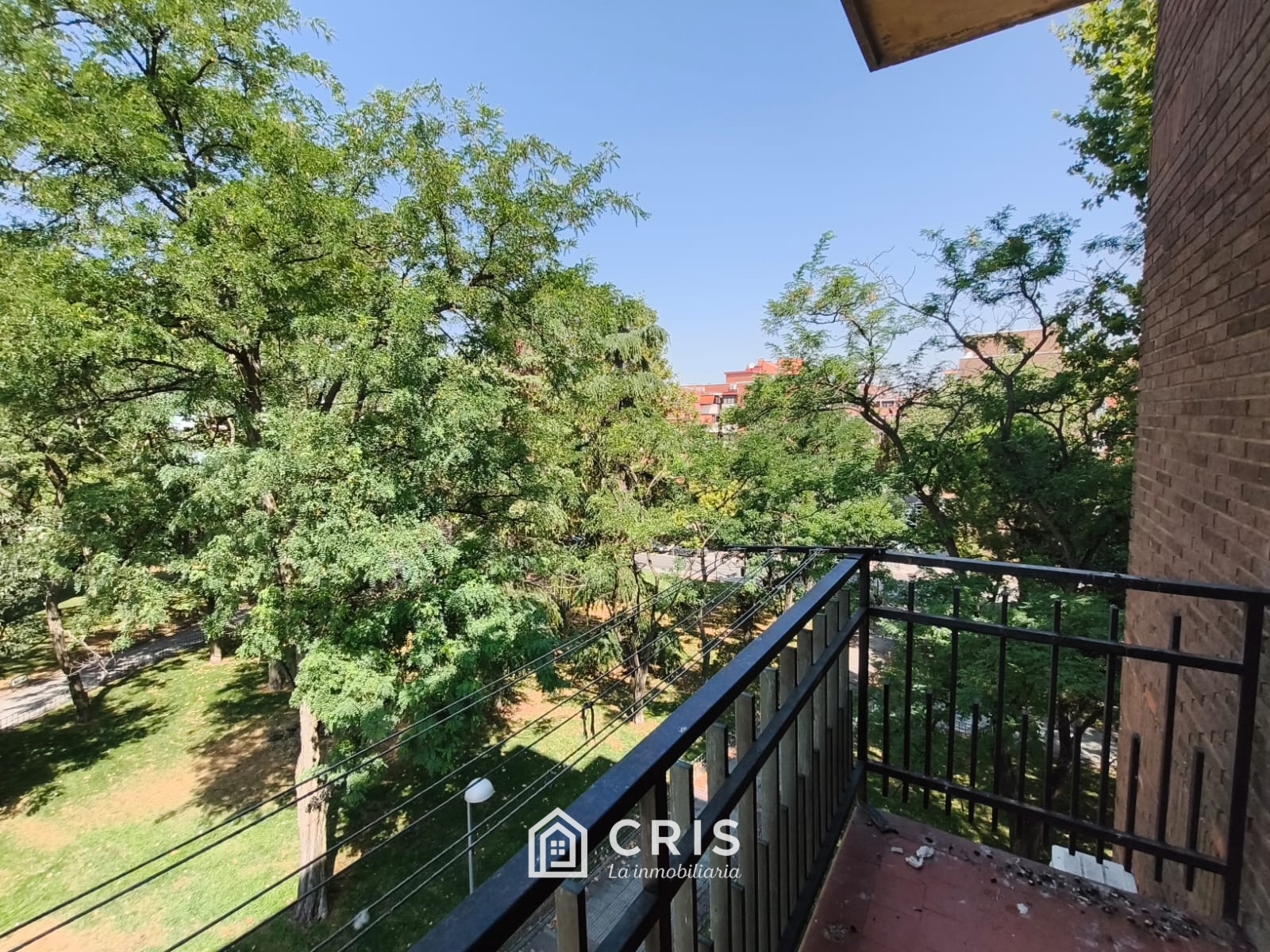Magnífica vivienda en Villa de Vallecas (muy próxima al Ensanche de Vallecas) de 4 DORMITORIOS, 2 BAÑOS, 2 TERRAZAS, COCHERA Y TRASTERO, ASCENSOR, totalmente exterior, 3ª planta de un edificio de 5 alturas. — foto 2
