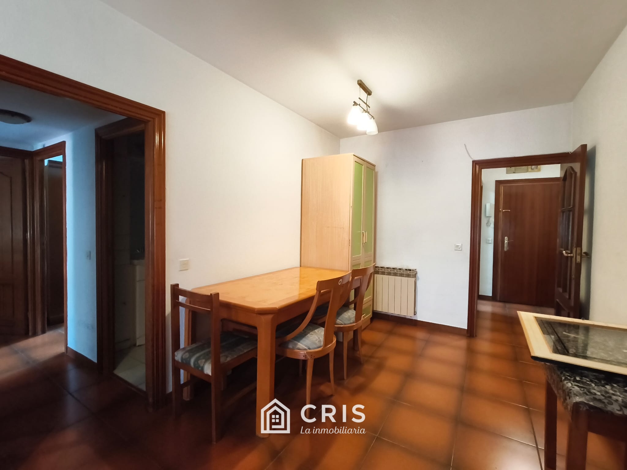 VIVIENDA DE ESQUINA, TOTALMENTE EXTERIOR, ZONA CENTRO (JUAN DE LA CIERVA) DE 65 M², DISTRIBUIDA EN AMPLIO SALÓN CON TERRAZA INTEGRADA, 3 DORMITORIOS, COCINA AMUEBLADA CON TENDEDERO, BAÑO COMPLETO. 3ª PLANTA SIN ASCENSOR. — foto 3