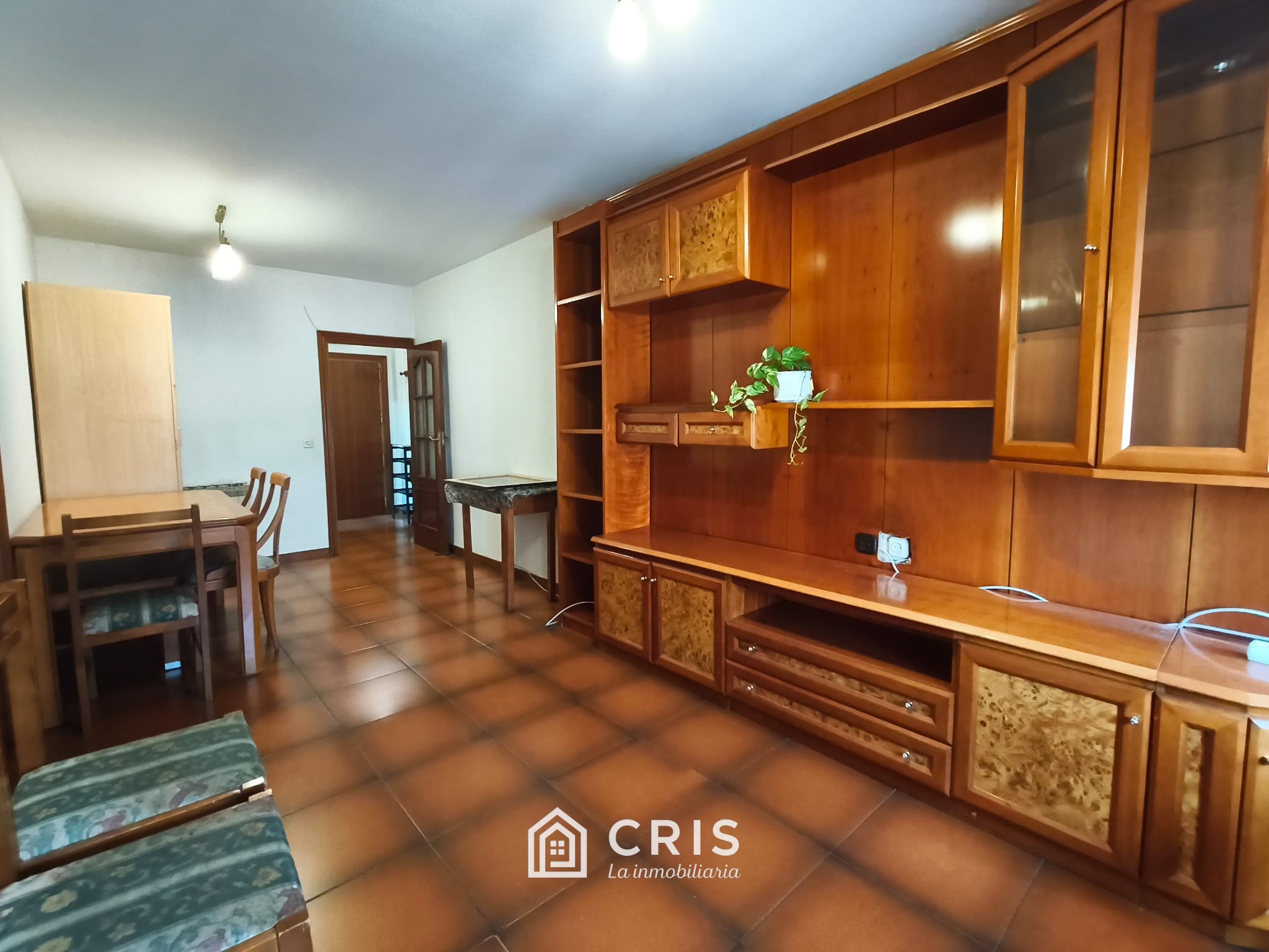 VIVIENDA DE ESQUINA, TOTALMENTE EXTERIOR, ZONA CENTRO (JUAN DE LA CIERVA) DE 65 M², DISTRIBUIDA EN AMPLIO SALÓN CON TERRAZA INTEGRADA, 3 DORMITORIOS, COCINA AMUEBLADA CON TENDEDERO, BAÑO COMPLETO. 3ª PLANTA SIN ASCENSOR. — foto 1